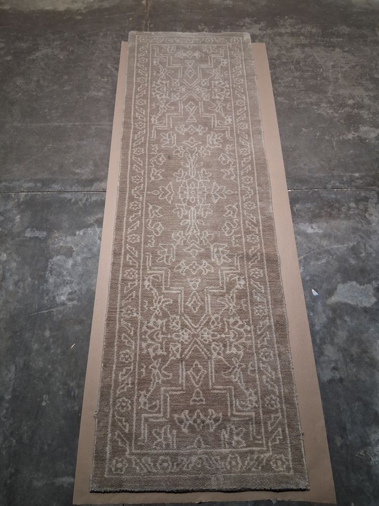 Devgiri Everest Taupe Runner Rug, 2'6" x 8' (full length)